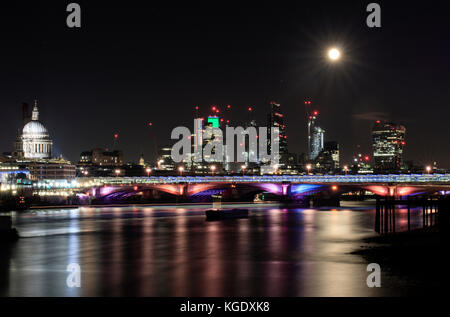 Blackfriars Bridge und St. Pauls in der Nacht Stockfoto