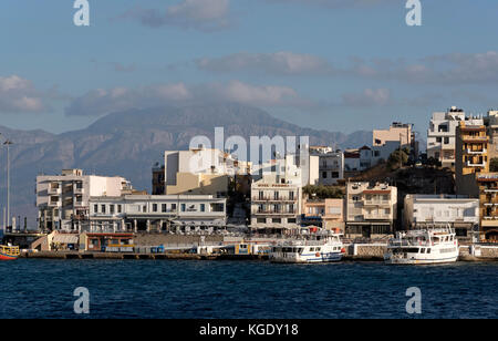 Agios Nikolaos, Kreta, Griechenland. Der Küste Hafen im Abendlicht gesehen. Oktober 2017 Stockfoto