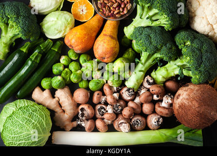 Haufen frisch und reif, Gemüse, Früchten und Pilzen. essen Hintergrund Stockfoto