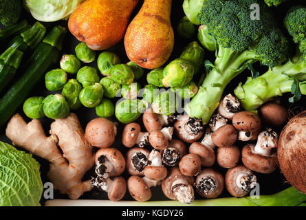 Haufen frisch und reif, Gemüse, Früchten und Pilzen. essen Hintergrund Stockfoto