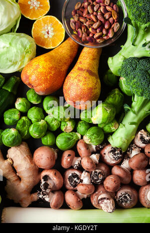 Haufen frisch und reif, Gemüse, Früchten und Pilzen. essen Hintergrund Stockfoto