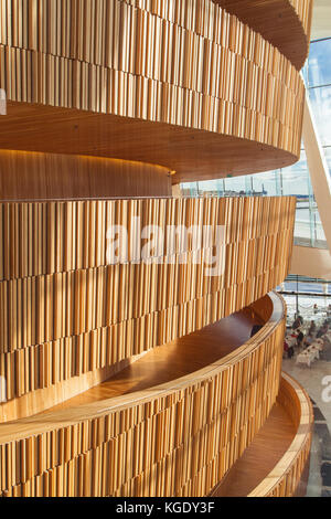 Wellige oakwood Wand im Foyer der Oper von Oslo, Norwegen. durch das norwegische Studio Snohetta entworfen, wurde es 2007 erbaut Stockfoto