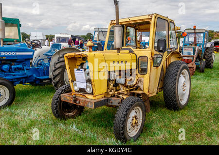 1973 Ford 2000 gelber Traktor mit Kabine auf der Norfolk Starting Handle Club Show 2017, Großbritannien. Stockfoto