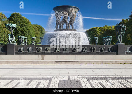 Der Brunnen an der Vigeland Park in Oslo, Norwegen, in Bronze von Gustav Vigeland zwischen 1909 und 1936 erbaut. Stockfoto