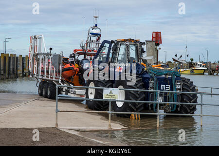 Rye Harbour RNLI Lifeboat Rig. Das Bohrfahrzeug kann gestartet werden, um bei Notfällen im Hafen, auf See oder im Ärmelkanal zu helfen. Mit tapferen und selbstlosen Freiwilligen besetzt Stockfoto