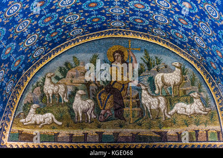 Mausoleum der Galla Placidia - Der gute Hirte Mosaik (in der Lünette über dem Eingang Nord) Ravenna, Italien Stockfoto