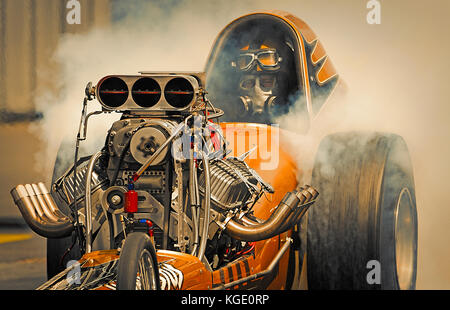 Jon Webster führt einen Burnout in seinem slingshot Dragster in Santa Pod Raceway Stockfoto