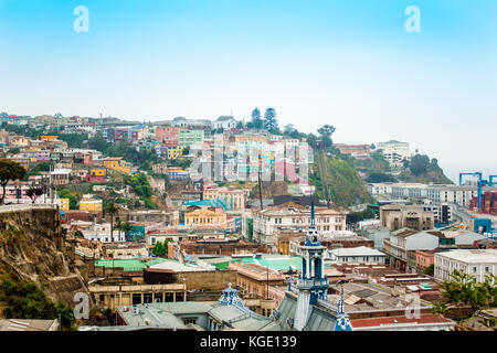 Valparaiso, Chile - Oktober 27, 2016: Blick auf das Stadtzentrum von Valparaiso form Hill. Valparaiso ist sehr malerische Stadt und berühmt als UNESCO-er Stockfoto