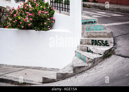 Valparaiso, Chile - 27. Oktober 2016: Treppe auf schmalen sidwalk von Valparaiso Straße. Valparaiso ist sehr malerische Stadt und berühmt als Unesco wor Stockfoto