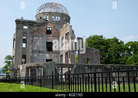 Die Atombombe Kuppel ist eine Ruine, ist ein Denkmal für die getöteten Menschen wegen der Atombombe auf Hiroshima am 6. August 1945 in Japan. Stockfoto