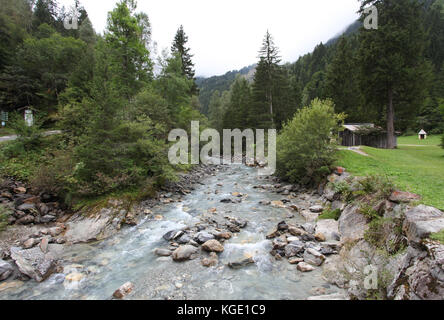 Ein Bach/Fluss auf der französischen Seite der Tour de Mont Blanc Route in den Alpen in Europa Stockfoto