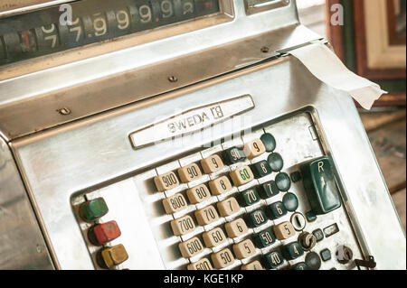 Eine alte Registrierkasse Maschine Stockfoto