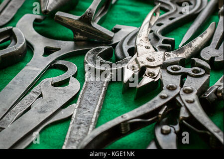 Eine Tabelle aus einem Flohmarkt mit alten Werkzeugen abgedeckt. Stockfoto