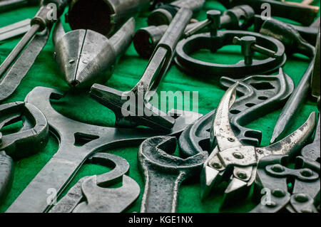 Eine Tabelle aus einem Flohmarkt mit alten Werkzeugen abgedeckt. Stockfoto