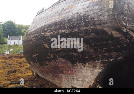 Rumpf eines Schiffswracks bei Ebbe, Badachro, Gairloch, neben Dry Island, Schottland Stockfoto