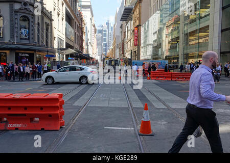 Bauarbeiten zur Verlegung von Stahlschienen entlang der George Street in Sydneys CBD (zentrales Geschäftsviertel) Für die 12 km lange South East Light Rail-Strecke Stockfoto