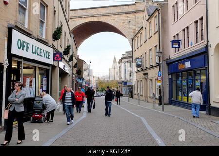 Mansfield, Nottinghamshire, Großbritannien. November 03, 2017. Historische Kirche Straße mit der Kirche an der Unterseite im November in Mansfield in Nottinghamshire, u Stockfoto