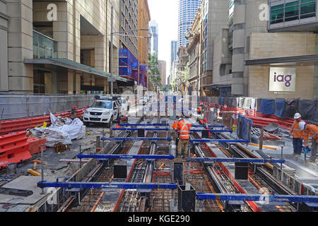 Bauarbeiten zur Verlegung von Stahlschienen entlang der George Street in Sydneys CBD (zentrales Geschäftsviertel) Für die 12 km lange South East Light Rail-Strecke Stockfoto