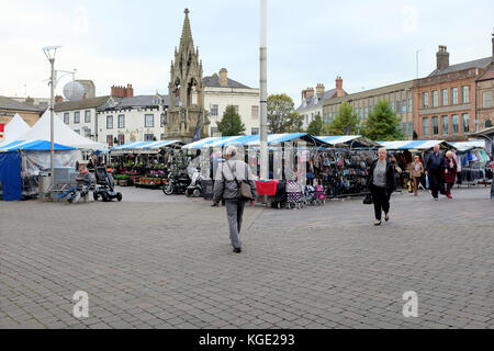 Mansfield, Nottinghamshire, Großbritannien. November 03, 2017. Das Denkmal dominiert die Marktstände auf dem Marktplatz am Mansfield in Nottinghamshire, UK. Stockfoto