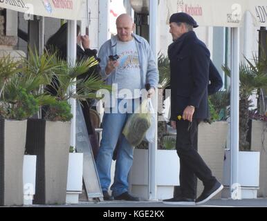 Pierce Brosnan macht einen Spaziergang mit seiner Frau Keely Shaye Smith Mit: Pierce Brosnan, Keely Shaye Smith Where: Vis, Croatia When: 07 Okt 2017 Credit: WENN.com ***Nur verfügbar für die Veröffentlichung in Großbritannien, USA, Deutschland, Österreich, Schweiz * Stockfoto