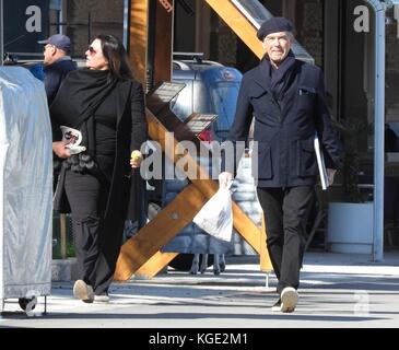 Pierce Brosnan macht einen Spaziergang mit seiner Frau Keely Shaye Smith Mit: Pierce Brosnan, Keely Shaye Smith Where: Vis, Croatia When: 07 Okt 2017 Credit: WENN.com ***Nur verfügbar für die Veröffentlichung in Großbritannien, USA, Deutschland, Österreich, Schweiz * Stockfoto