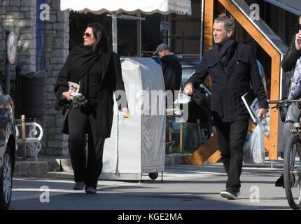 Pierce Brosnan macht einen Spaziergang mit seiner Frau Keely Shaye Smith Mit: Pierce Brosnan, Keely Shaye Smith Where: Vis, Croatia When: 07 Okt 2017 Credit: WENN.com ***Nur verfügbar für die Veröffentlichung in Großbritannien, USA, Deutschland, Österreich, Schweiz * Stockfoto