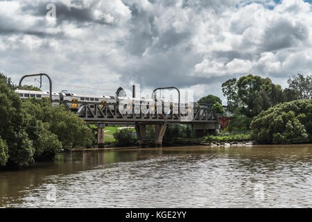 Parramatta, Australien - März 24, 2017: Zug um Zug Brücke über den Parramatta River nahe der Stadt unter schweren cloudscape. grün Stockfoto