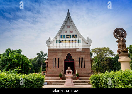 Der Wat Thai sarnath budhha Tempel des Herrn mit der ashoka Säule bei Sarnath, Varanasi, Indien. Stockfoto