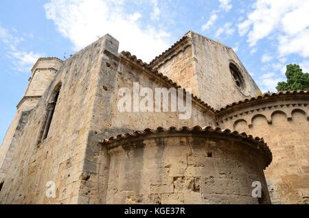 Blick auf die romanische Kirche Saint Vicent in Besalu, einer Stadt in der Comarca Garrotxa, in Girona, Katalonien, Spanien. Stockfoto