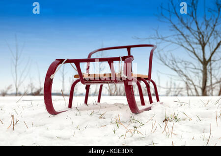 roter Schlitten im Schnee Stockfoto