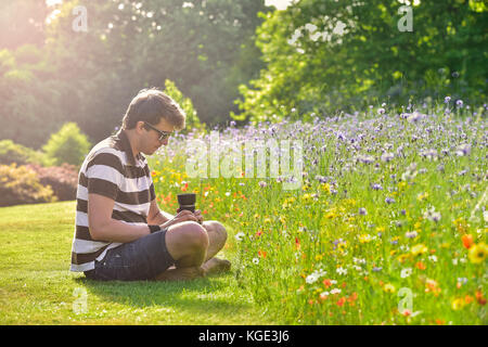 Junge stattlichen kaukasischen Fotograf in botanischen Gärten Stockfoto