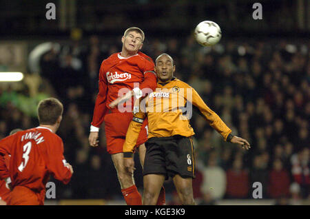 Fußballspieler Steven Gerrard und Paul Ince Wolverhampton Wanderers gegen Liverpool vom 21. Januar 2004 Stockfoto