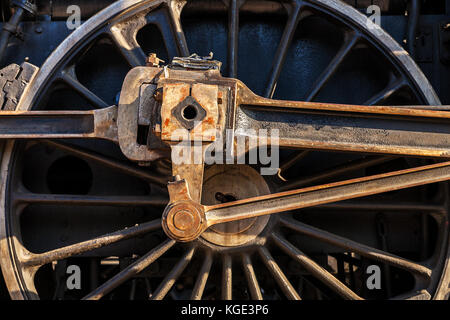 Detail der Dampflok Rad und Kolben in Railway Museum in Budapest, Ungarn. Stockfoto