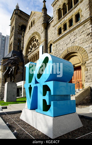 Montreal, Kanada, 7. November 2017. Kunst Skulptur liebe Blau Grün neben dem bourgie Konzertsaal auf Sherbrooke Street. Credit: mario Beauregard/alamy Liv Stockfoto