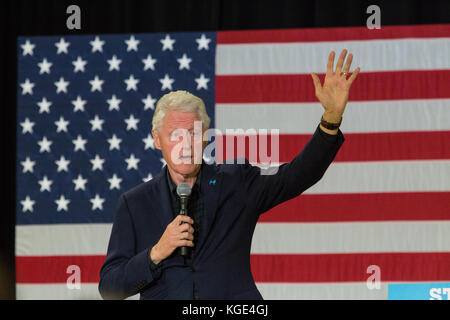 Reading, PA - Oktober 28, 2016: Der ehemalige US-Präsident Clinton erregt die Masse an ein Demokrat Rallye für seine Frau Hillary an Albright College. Stockfoto