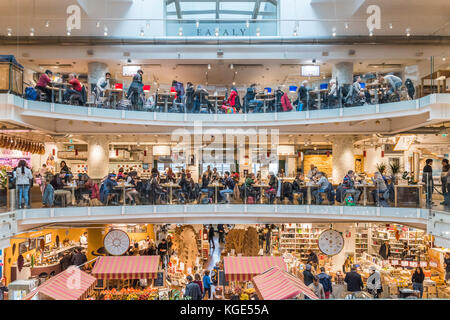 Eataly ist eine Kette Supermarkt verkaufen alle Produkte der italienischen Gastronomie. Dieser Supermarkt ist in Porta Garibaldi, Mailand Stockfoto