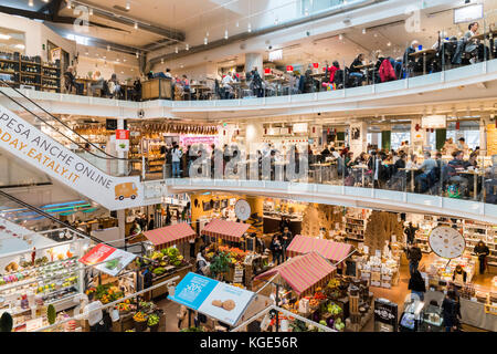 Eataly ist eine Kette Supermarkt verkaufen alle Produkte der italienischen Gastronomie. Dieser Supermarkt ist in Porta Garibaldi, Mailand Stockfoto