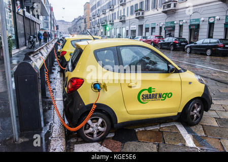 Elektrische crowdsharing Share'n Go laden auf dem Dock in der Straße von Mailand, Lombardei, Italien Stockfoto