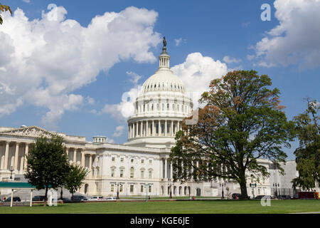 Der United States Capitol, das häufig als "Capitol Gebäude, über das Capitol gesehen einen reflektierenden Pool in Washington DC, USA Stockfoto