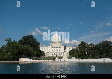 Der United States Capitol, das häufig als "Capitol Gebäude, über das Capitol gesehen einen reflektierenden Pool in Washington DC, USA Stockfoto