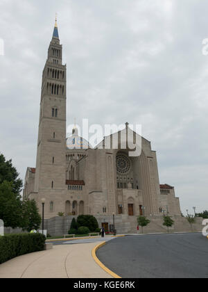 Außenseite der Basilika Nationalheiligtum der Unbefleckten Empfängnis in Washington DC, USA. Stockfoto