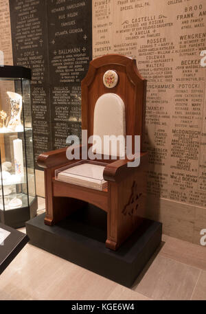 Stuhl von Papst Franziskus bei seinem Besuch in der Basilika der Nationalheiligtum der Unbefleckten Empfängnis in Washington DC, USA verwendet. Stockfoto