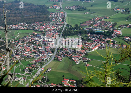 alpendorf Inzell im Chiemgau, Oberbayern, Deutschland, von Falkenstein aus gesehen Stockfoto