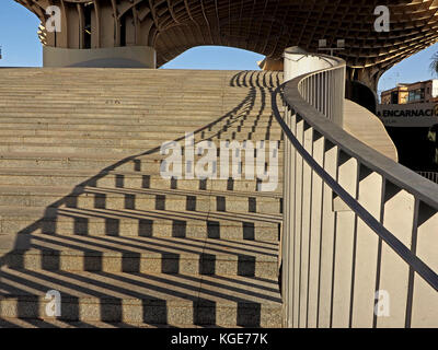 Zick-zack-Muster durch die Schatten der Geländer auf Stufen zum Metropol Parasol "Pilz" Sevilla, Spanien gebildet Stockfoto