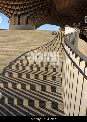 Zick-zack-Muster durch die Schatten der Geländer auf Stufen zum Metropol Parasol "Pilz" Sevilla, Spanien gebildet Stockfoto