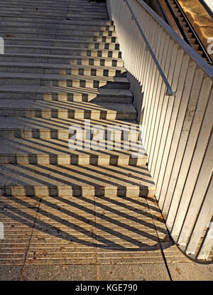 Zick-zack-Muster durch die Schatten der Geländer auf Stufen zum Metropol Parasol "Pilz" Sevilla, Spanien gebildet Stockfoto