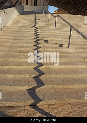 Zick-zack-Muster durch die Schatten der Geländer auf Stufen zum Metropol Parasol "Pilz" Sevilla, Spanien gebildet Stockfoto