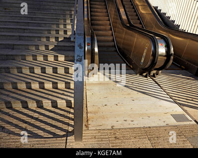 Zick-zack-Muster durch die Schatten der Geländer auf Schritte neben der Rolltreppe, die bis zum Metropol Parasol "Pilz" Sevilla, Spanien gebildet Stockfoto