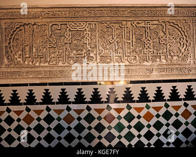 Verputz Fries der Islamischen Designs oben Fliesen- Panel an der Königliche Alcázar von Sevilla, Real Alcázar de Sevilla, Spanien Stockfoto
