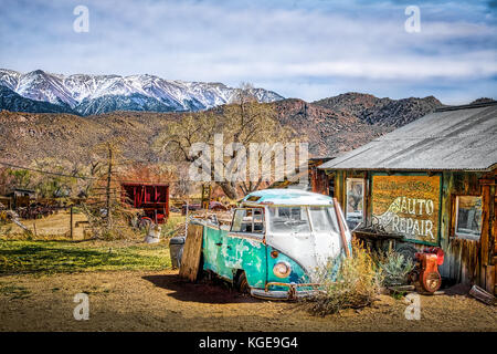 Ein Fahrzeug befindet sich in einem schlechten Zustand außerhalb einer verlassenen Reparaturwerkstatt in der Benton Hot Springs, Kalifornien, USA Stockfoto